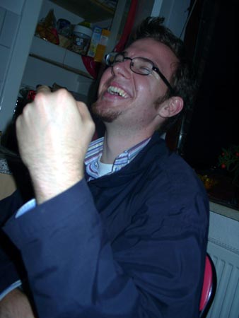 Thomas ist nicht fein und zieht den Stinkefinger wieder ein