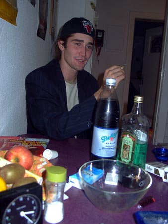 onkel Smirnoff und Tante Absinth greifen Sebastian an