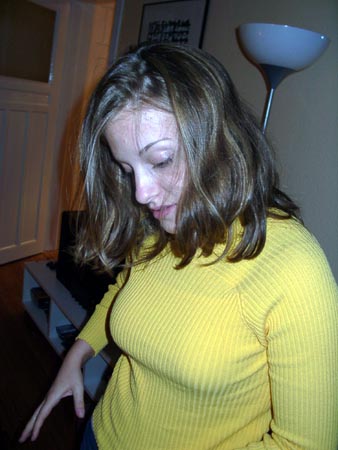 sexy Ilka mit Toilettenfrauen-Pulli