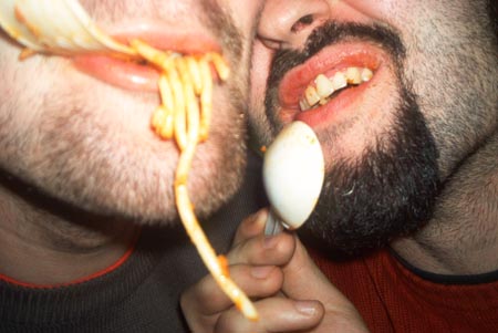 genüsslich werden hier die Bandwürmer der appetitlichen Schweinswale als Vorspeise vertilgt