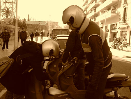 Mechan-Nikkerchen Romy mit den letzten Tuningfeinheiten an ihrem Bock