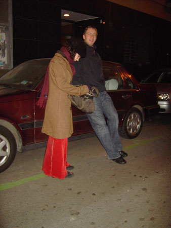 Na-Omi versucht Omas die Handtaschen zu rauben