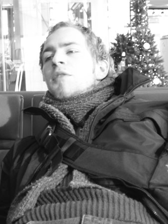 Sebastian Naumann befindet sich im Wartesaal des Flughafens