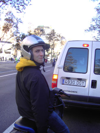 immer schön nach den Bierlieferwagen ausschau halten..Naumi weiß wozu Mopeds da sind