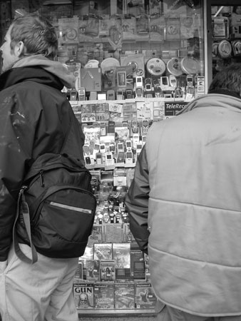 mit dreckiger Jacke ist gut shoppen..mmhh die gelobten Rolex-Uhren gab es hier aber net